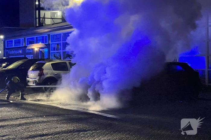 Tweede auto volledig uitgebrand