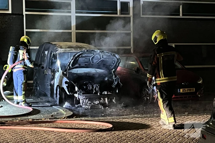 Tweede auto volledig uitgebrand