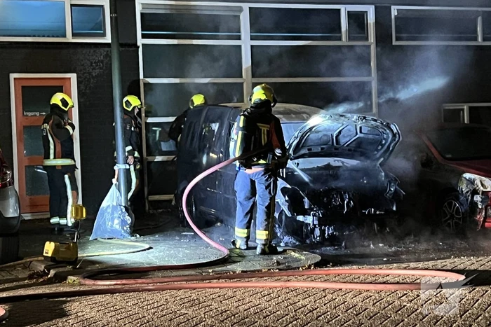Tweede auto volledig uitgebrand