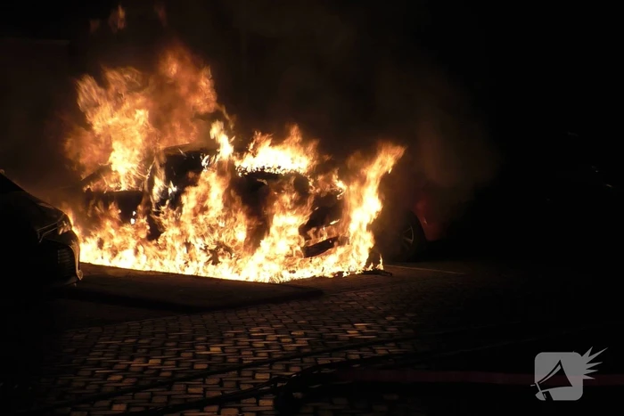 Auto compleet verwoest vanwege brand
