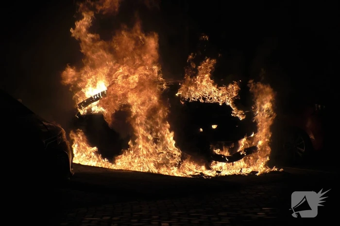 Auto compleet verwoest vanwege brand