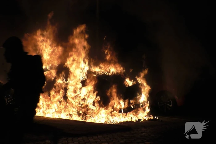 Auto compleet verwoest vanwege brand