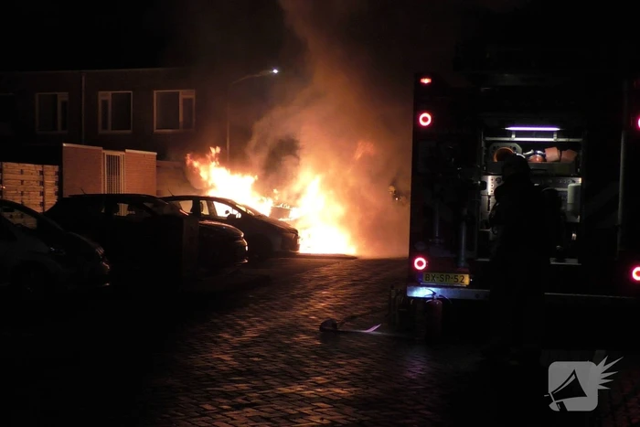 Auto compleet verwoest vanwege brand