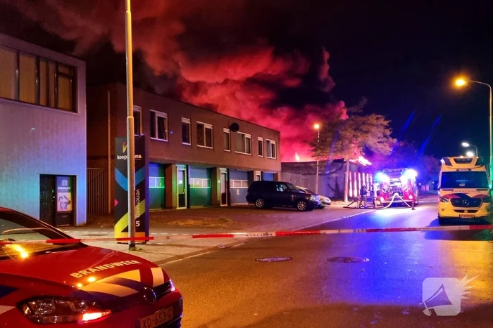 Vlammenzee verwoest opslag elektronicawinkel