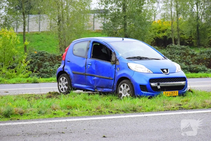 Automobilist crasht op afrit snelweg