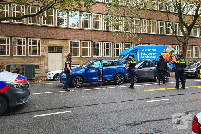 Twee personenwagens betrokken bij kop-staart botsing