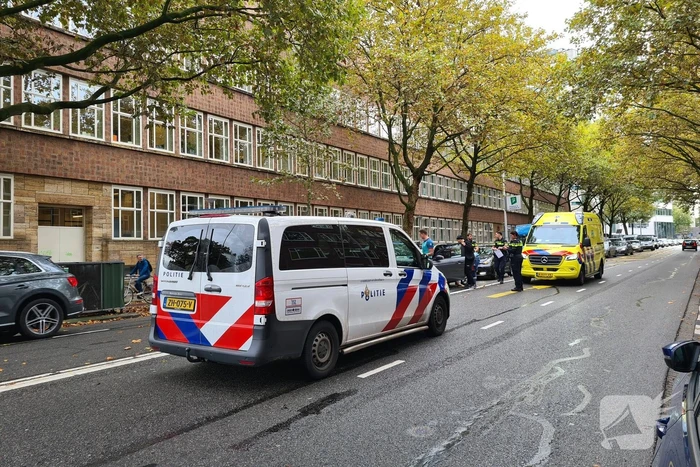 Twee personenwagens betrokken bij kop-staart botsing