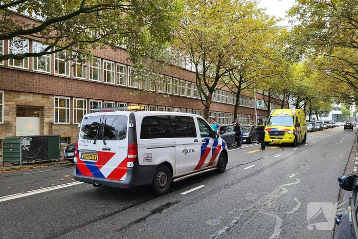 Twee personenwagens betrokken bij kop-staart botsing