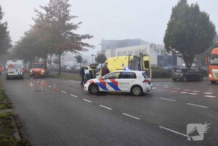 Scooterrijdster gaat onderuit op fietspad