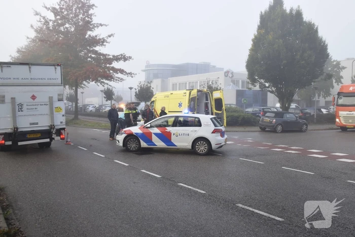 Scooterrijdster gaat onderuit op fietspad