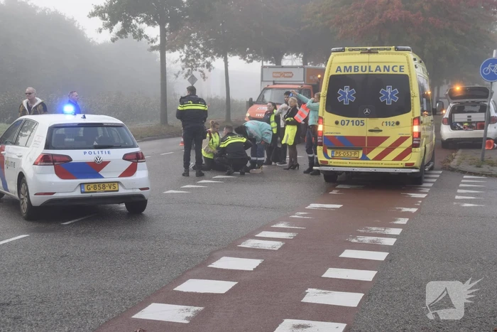 Scooterrijdster gaat onderuit op fietspad