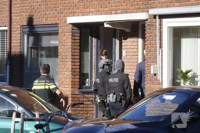 Ambulancemedewerker overgoten met heet water in woning