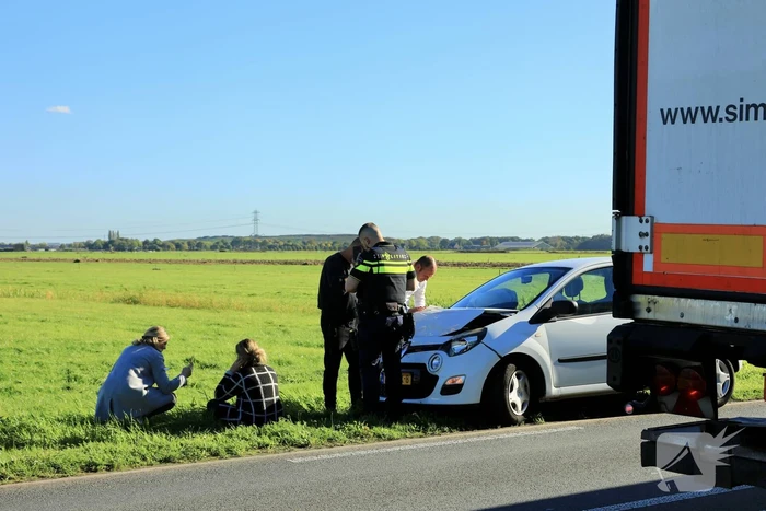 Lange files nadat auto op bakwagen botst