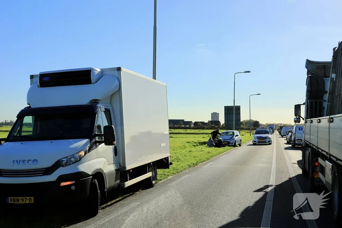 Lange files nadat auto op bakwagen botst