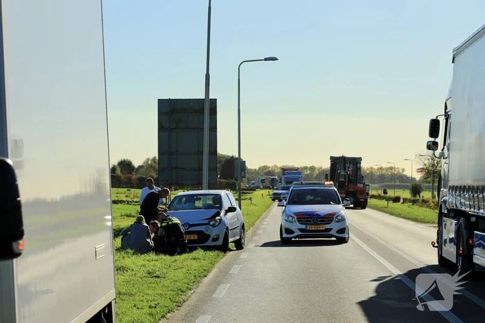 Lange files nadat auto op bakwagen botst