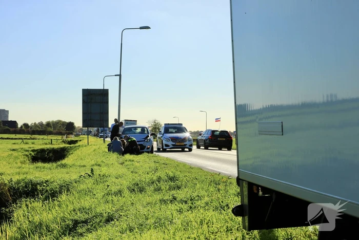 Lange files nadat auto op bakwagen botst