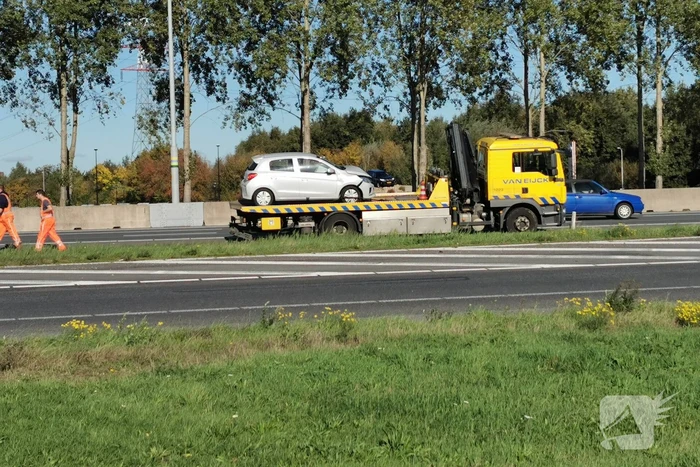 Auto botst achterop aanhanger van bordenwagen