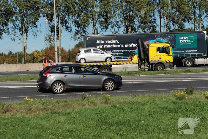 Auto botst achterop aanhanger van bordenwagen
