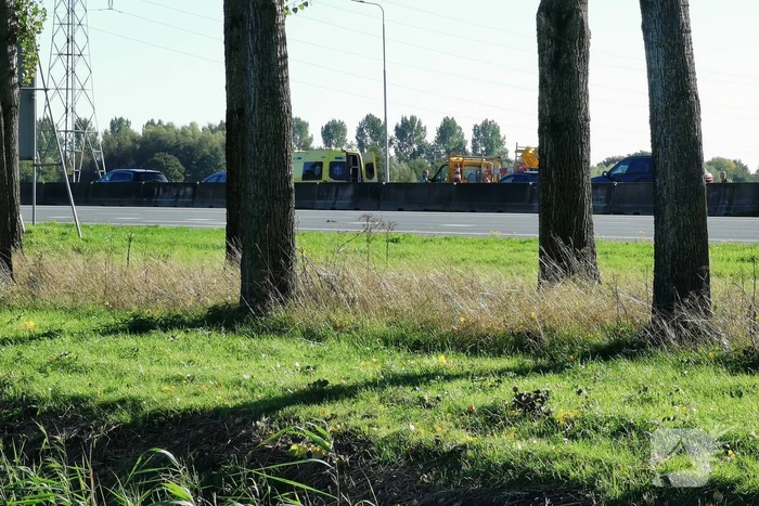 Auto botst achterop aanhanger van bordenwagen