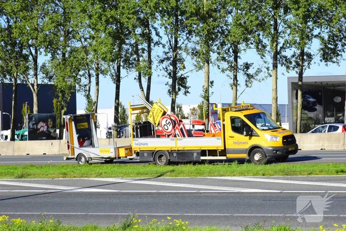 Auto botst achterop aanhanger van bordenwagen