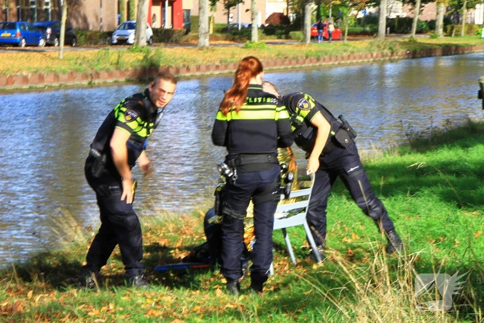 Jongeman naar ziekenhuis gebracht na val in water