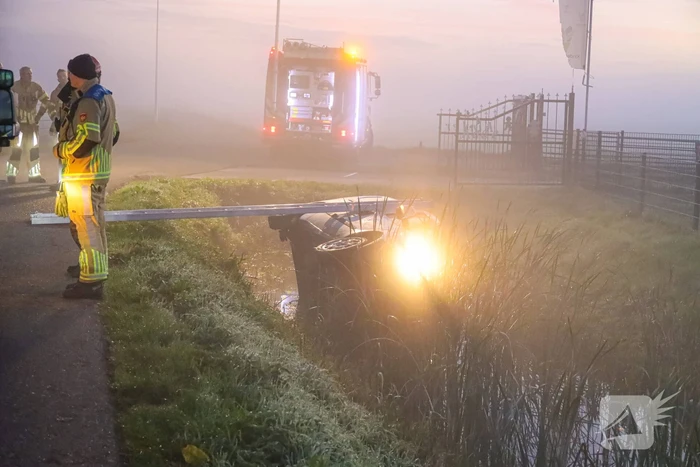 Bestelbus belandt op zijn kant in sloot