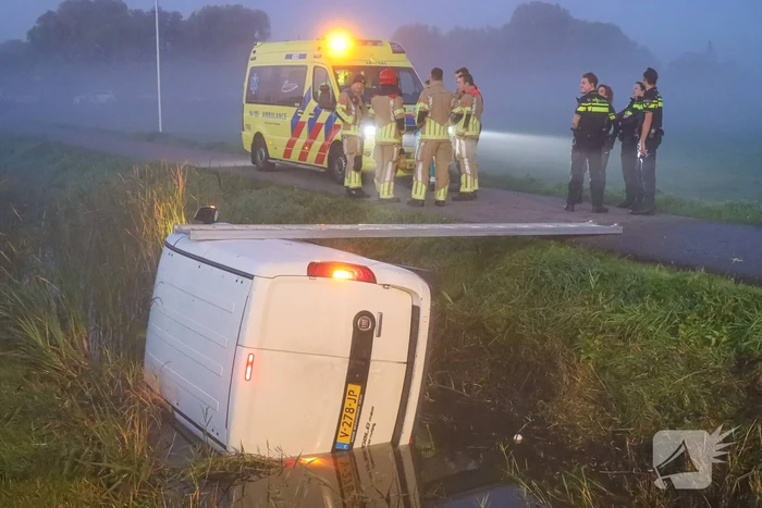 Bestelbus belandt op zijn kant in sloot