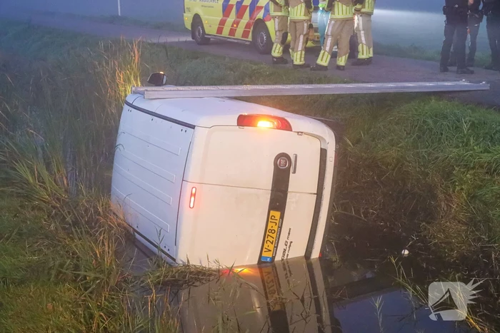 Bestelbus belandt op zijn kant in sloot