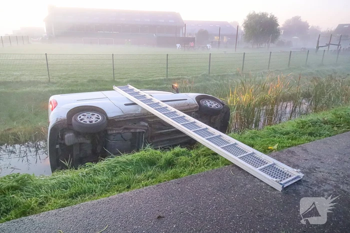 Bestelbus belandt op zijn kant in sloot