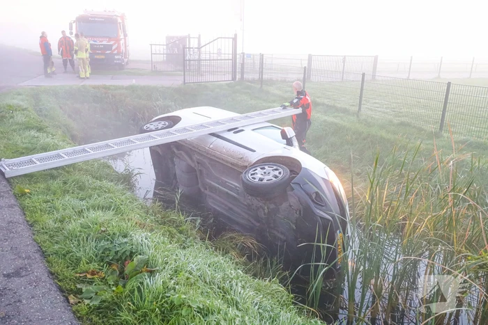Bestelbus belandt op zijn kant in sloot