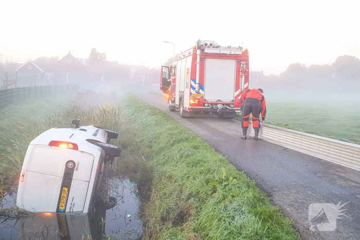 Bestelbus belandt op zijn kant in sloot