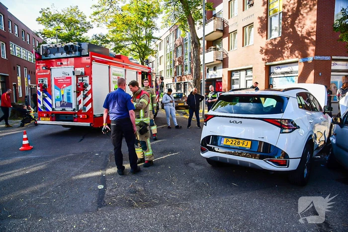 Twee auto's botsen op kruising