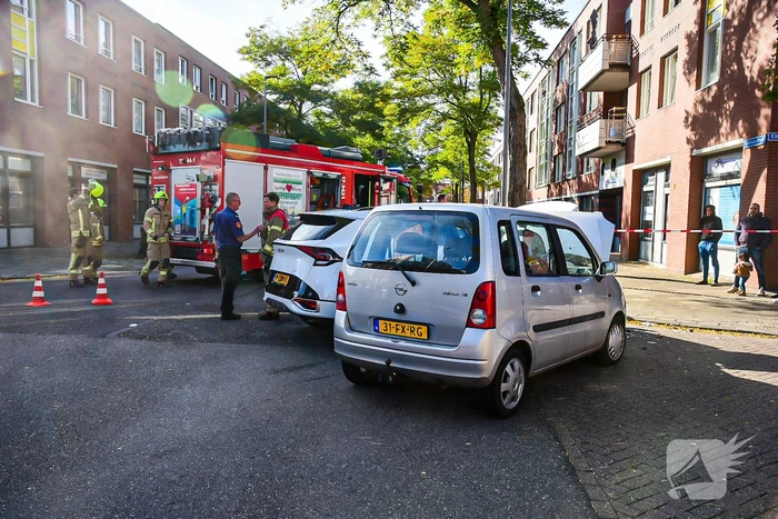 Twee auto's botsen op kruising