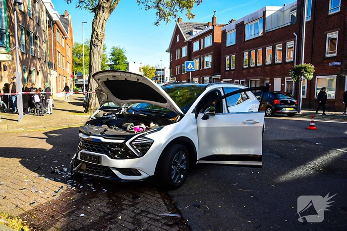 Twee auto's botsen op kruising