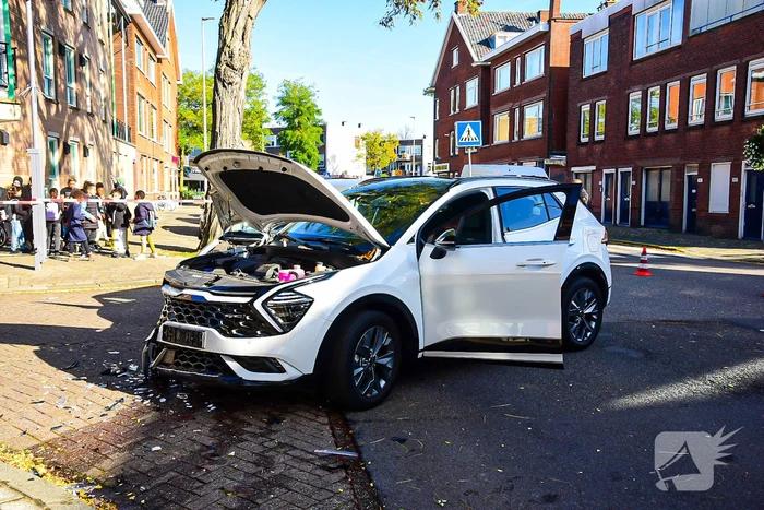 Twee auto's botsen op kruising