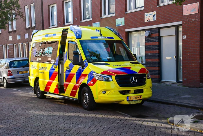 Twee auto's botsen op kruising