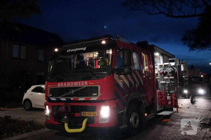 Brandweer breekt deur open na melding van woningbrand