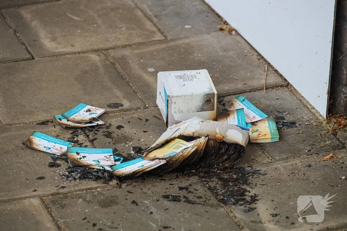 Doos met visitekaartjes vliegt in brand