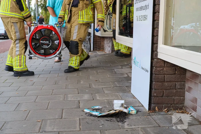 Doos met visitekaartjes vliegt in brand
