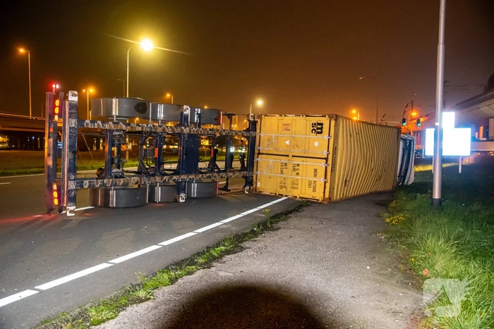 Vrachtwagen belandt op zijn kant