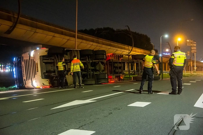 Vrachtwagen belandt op zijn kant