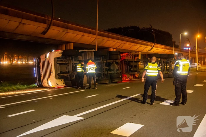 Vrachtwagen belandt op zijn kant