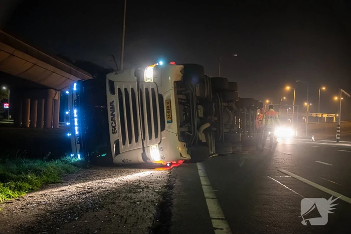Vrachtwagen belandt op zijn kant