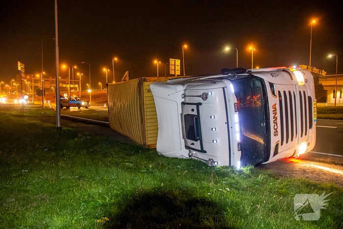 Vrachtwagen belandt op zijn kant