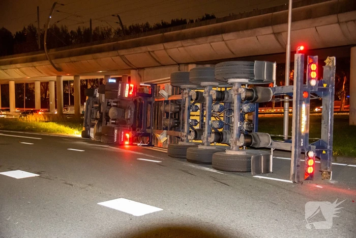 Vrachtwagen belandt op zijn kant