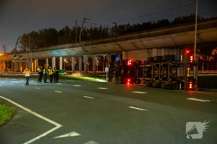 Vrachtwagen belandt op zijn kant