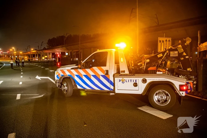 Vrachtwagen belandt op zijn kant