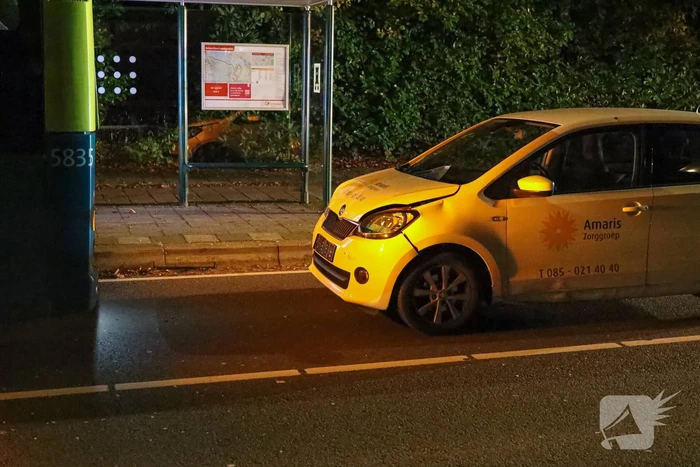 Auto knalt achterop lijnbus