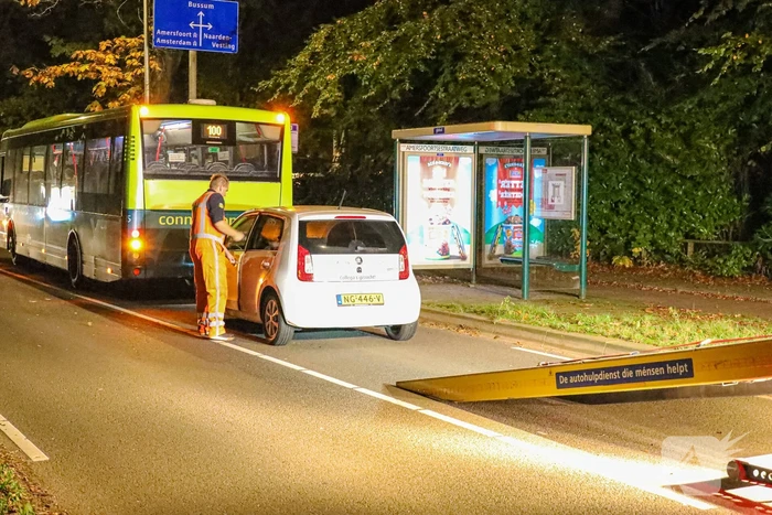 Auto knalt achterop lijnbus