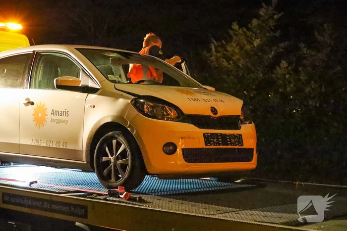 Auto knalt achterop lijnbus